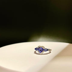 Anello in oro bianco con tanzanite.
