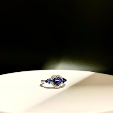Anello in oro bianco con tanzanite.