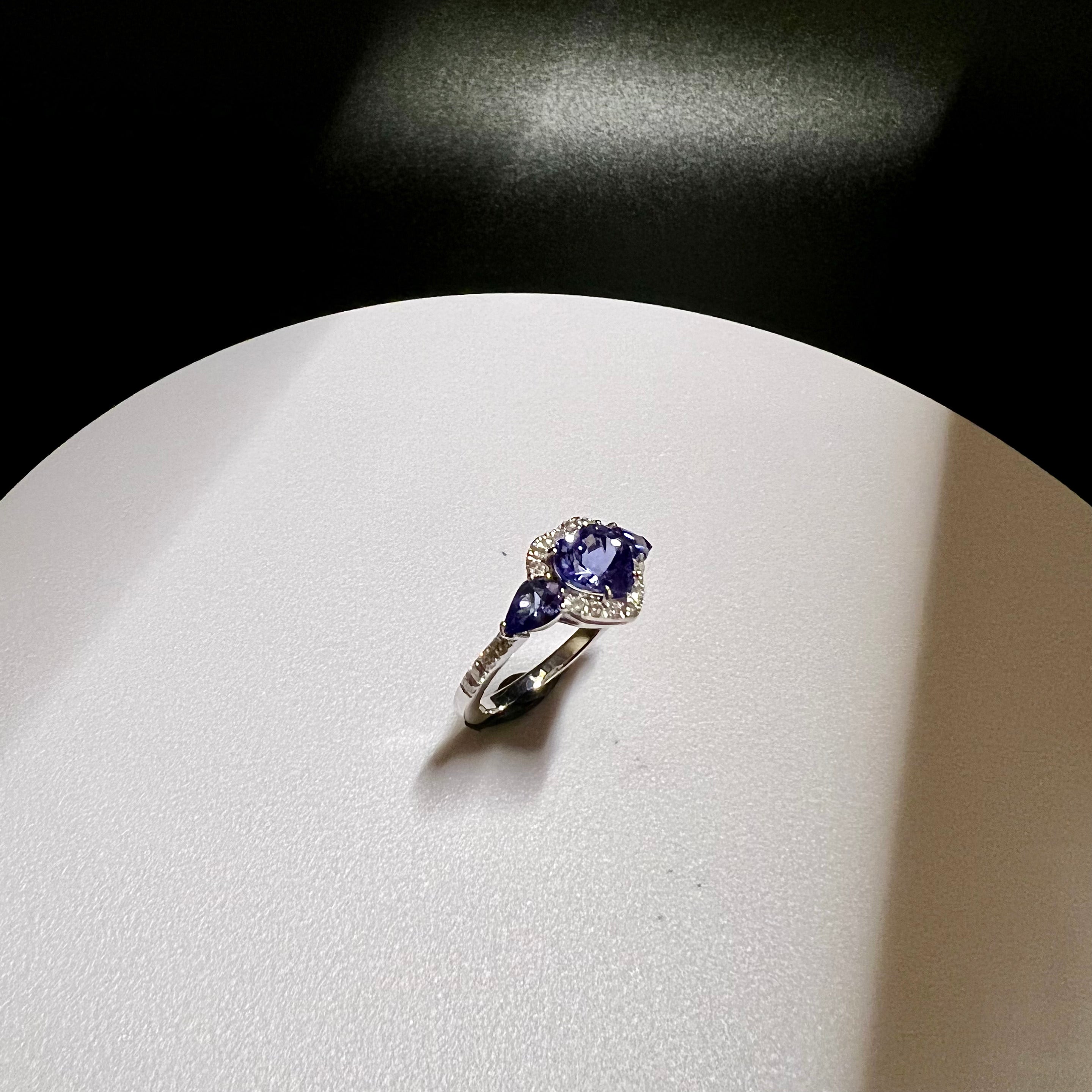 Anello in oro bianco con tanzanite.