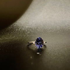 Anello con tanzanite e brillanti.