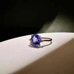 Anello con tanzanite e brillanti.