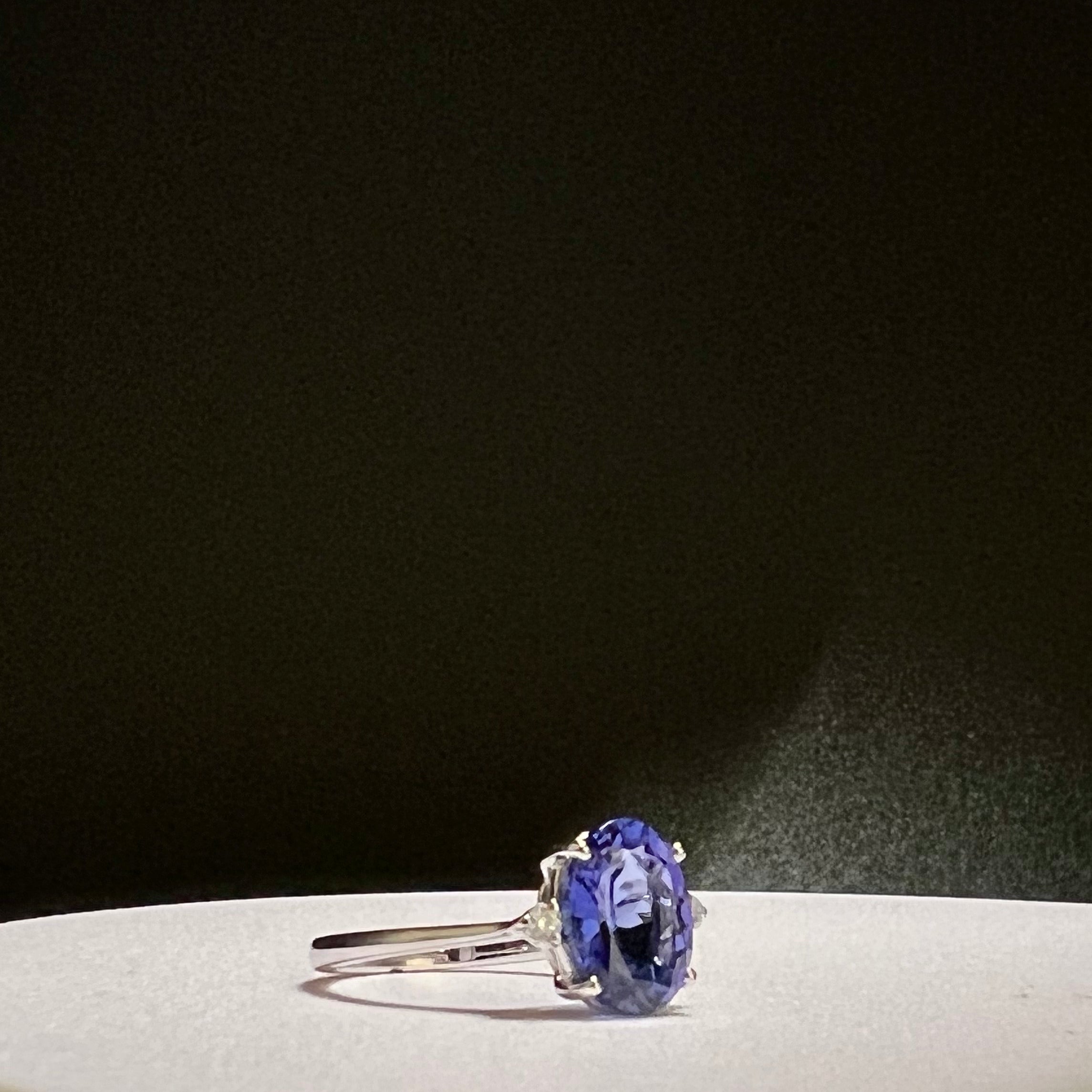 Anello con tanzanite e brillanti.