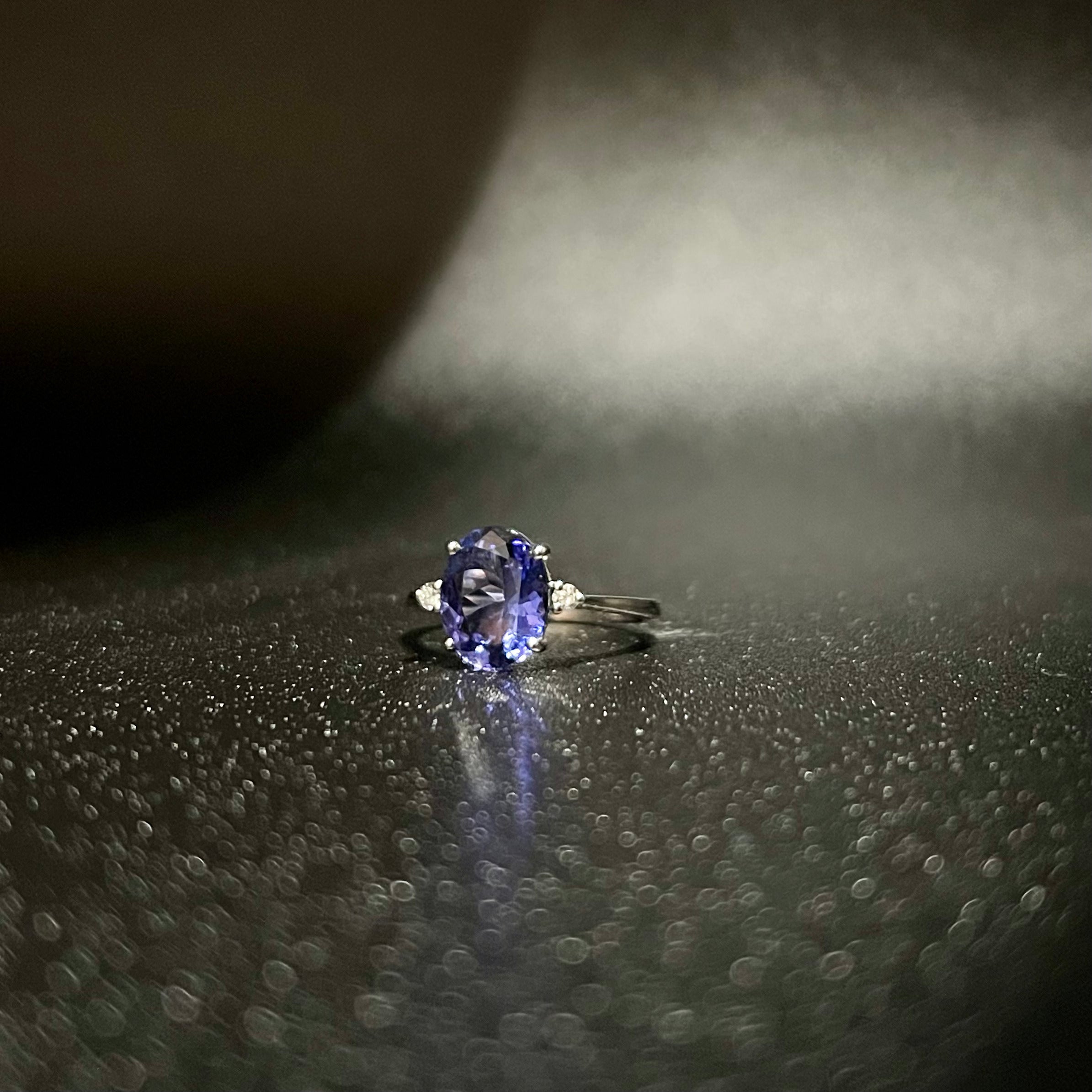 Anello con tanzanite e brillanti.