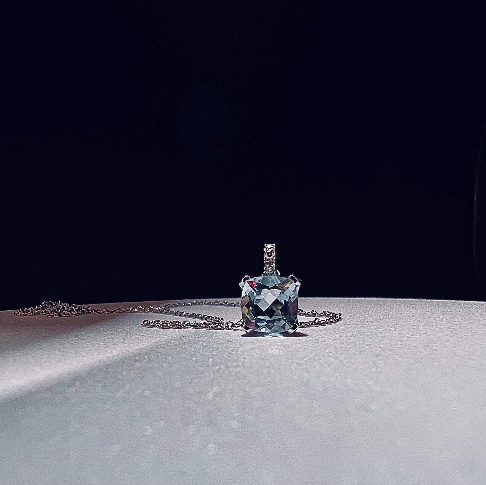 Girocollo con acquamarina e brillanti.