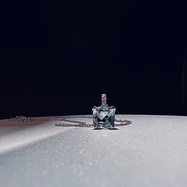 Girocollo con acquamarina e brillanti.