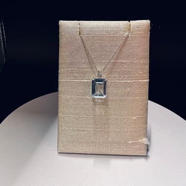 Girocollo con acquamarina e brillanti.