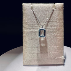 Girocollo con acquamarina e brillanti.