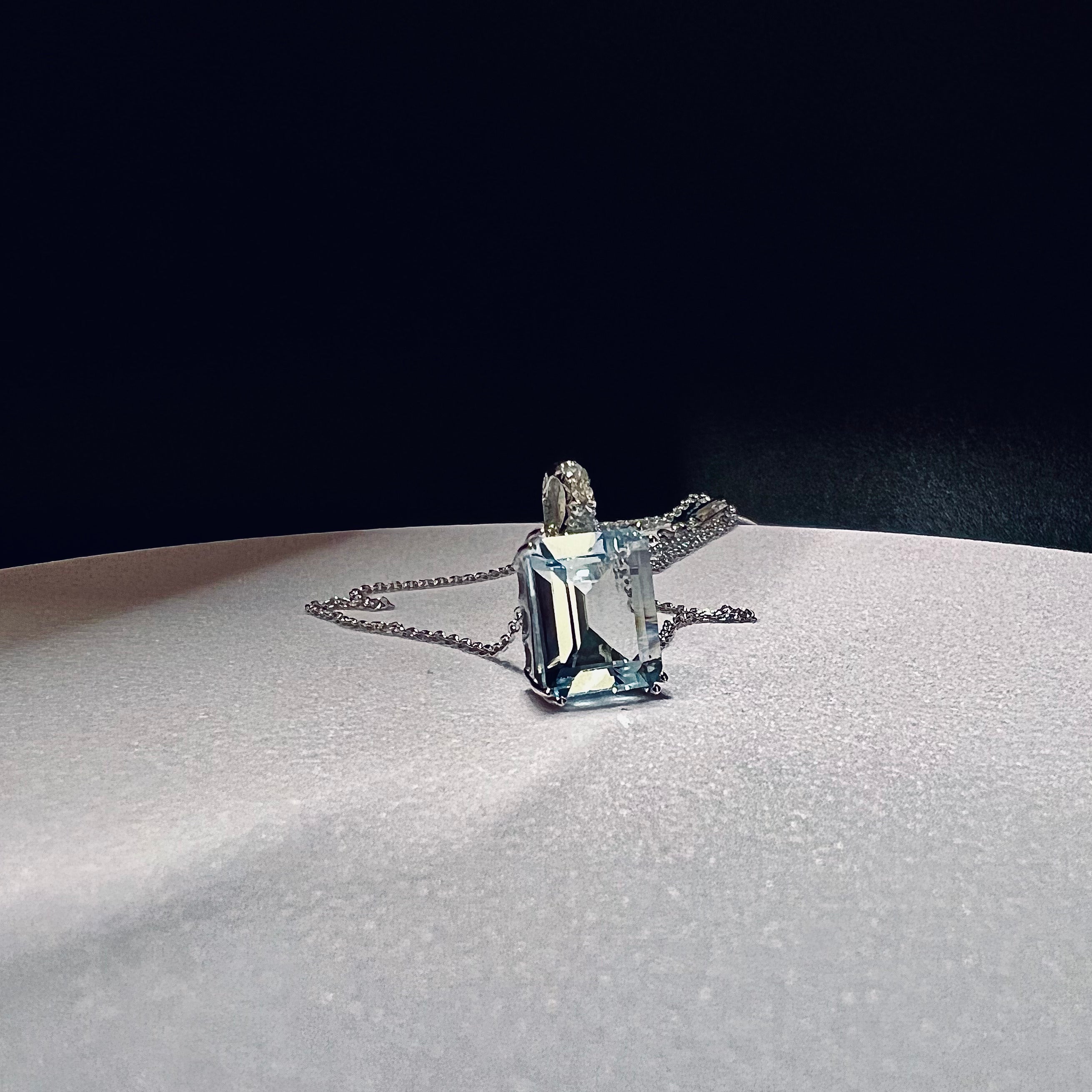 Girocollo con acquamarina e brillanti.