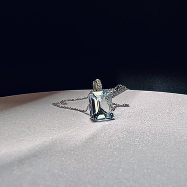 Girocollo con acquamarina e brillanti.