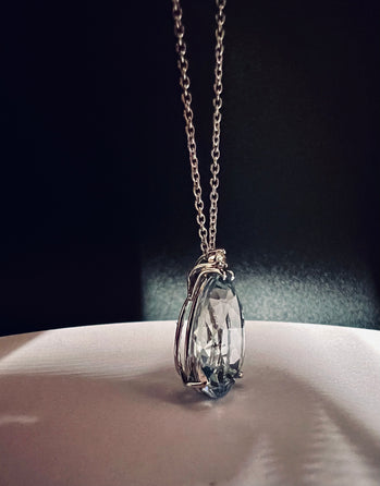 Girocollo con acquamarina e brillante.