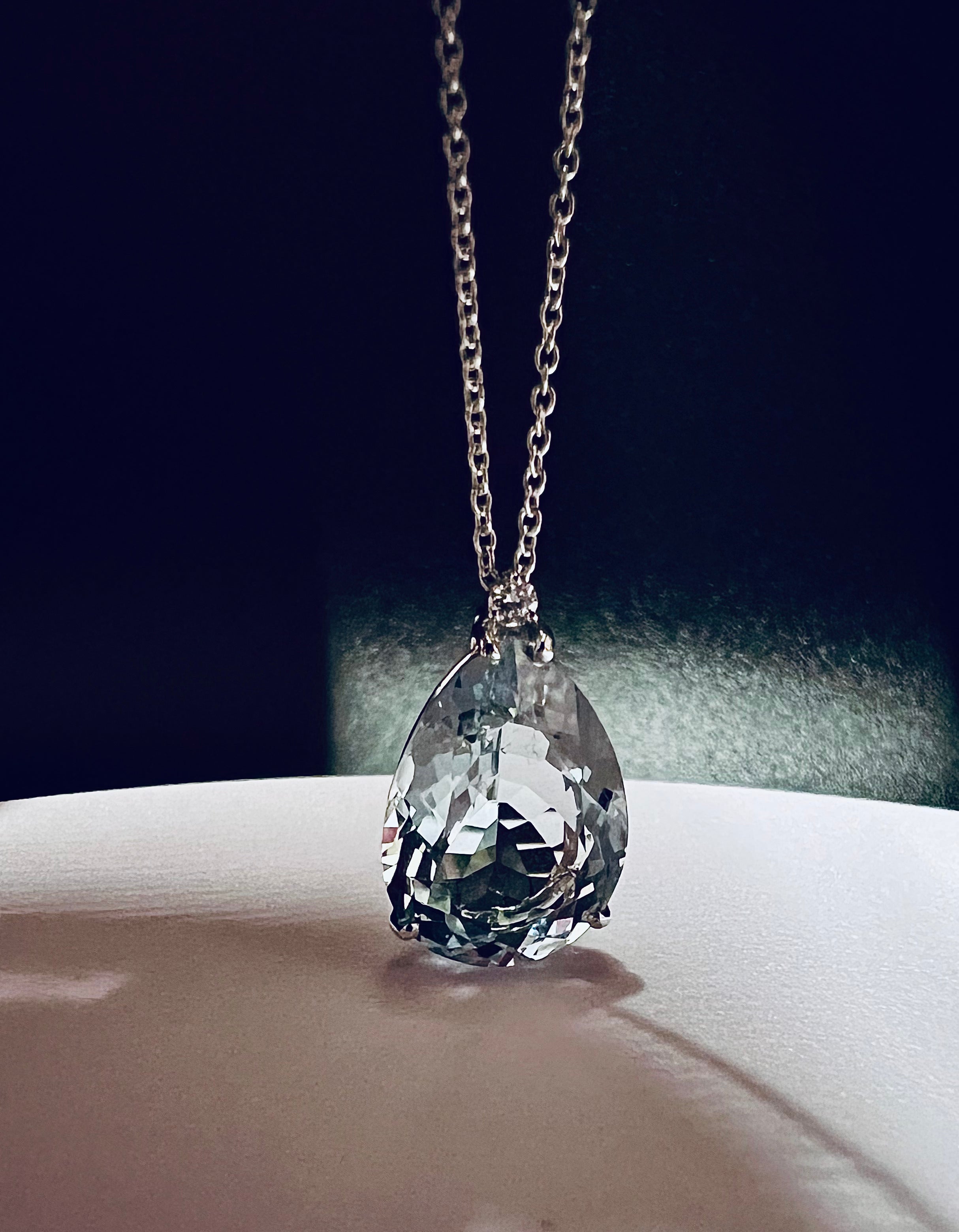 Girocollo con acquamarina e brillante.