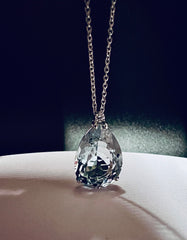 Girocollo con acquamarina e brillante.