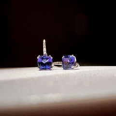 Orecchini in oro bianco e tanzanite.