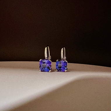 Orecchini in oro bianco e tanzanite.