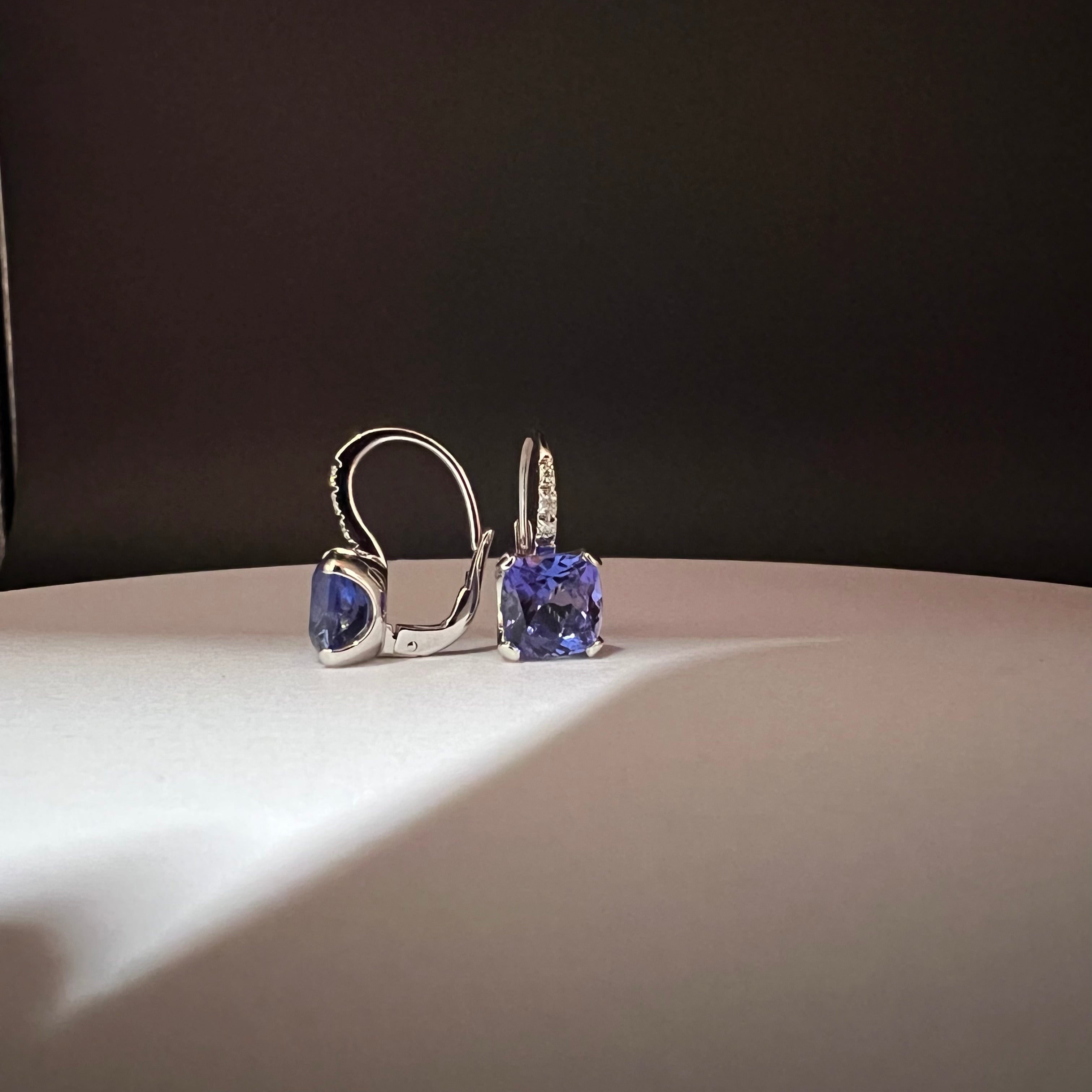 Orecchini in oro bianco e tanzanite.