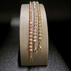 Bracciali diamantati in oro.