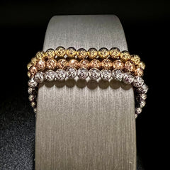 Bracciali diamantati in oro.