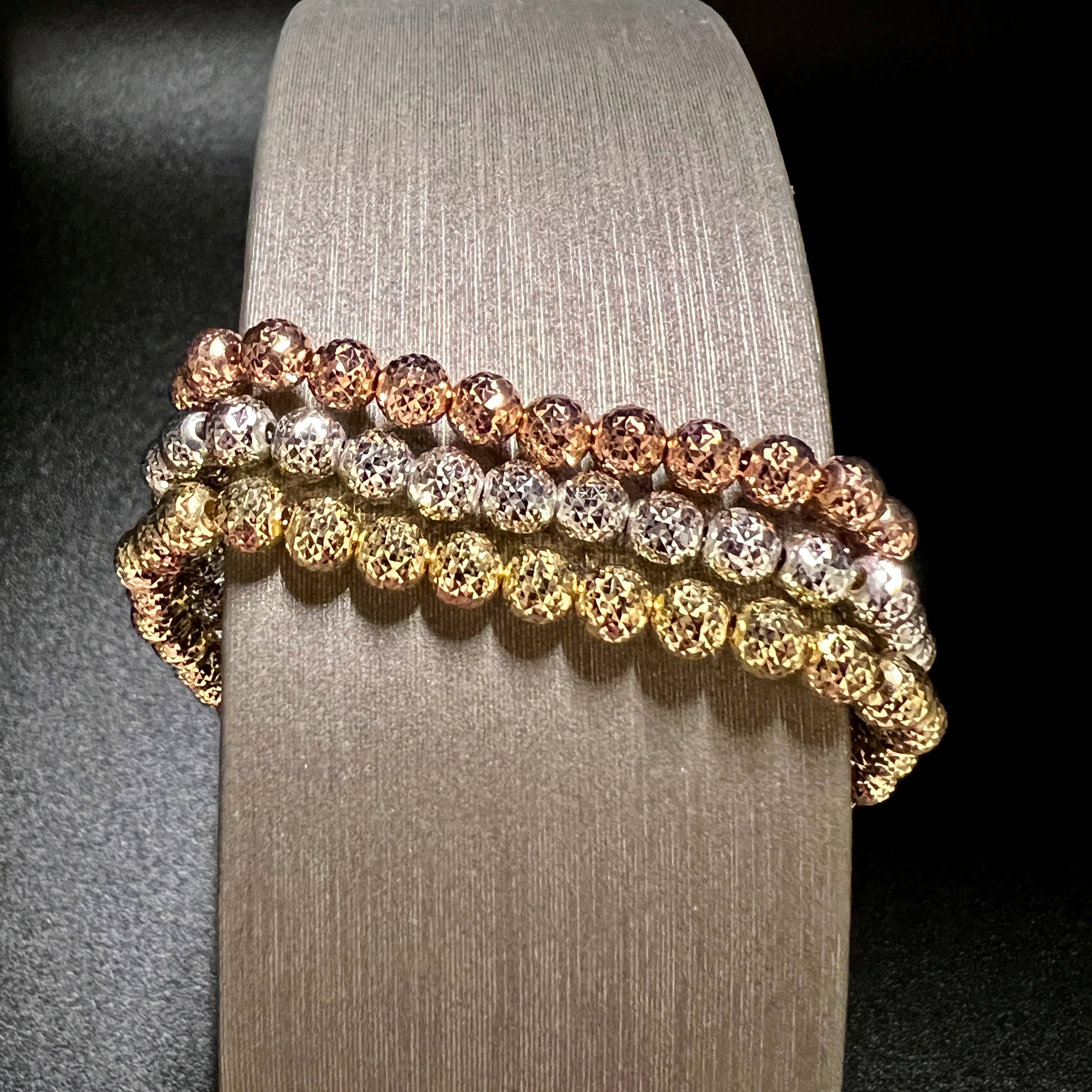 Bracciali diamantati in oro.