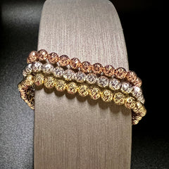 Bracciali diamantati in oro.