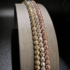 Bracciali diamantati in oro.