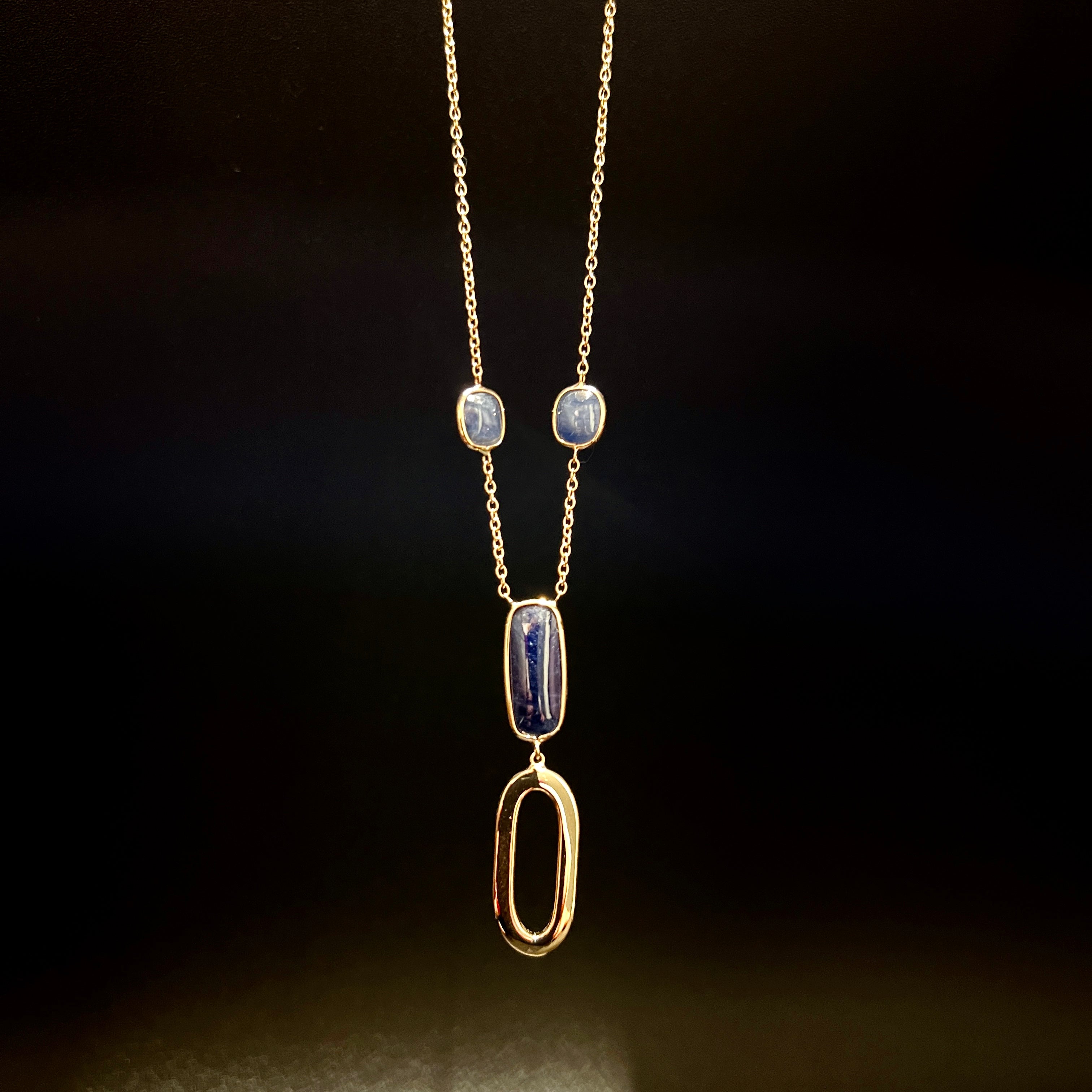 Collana con zaffiro.