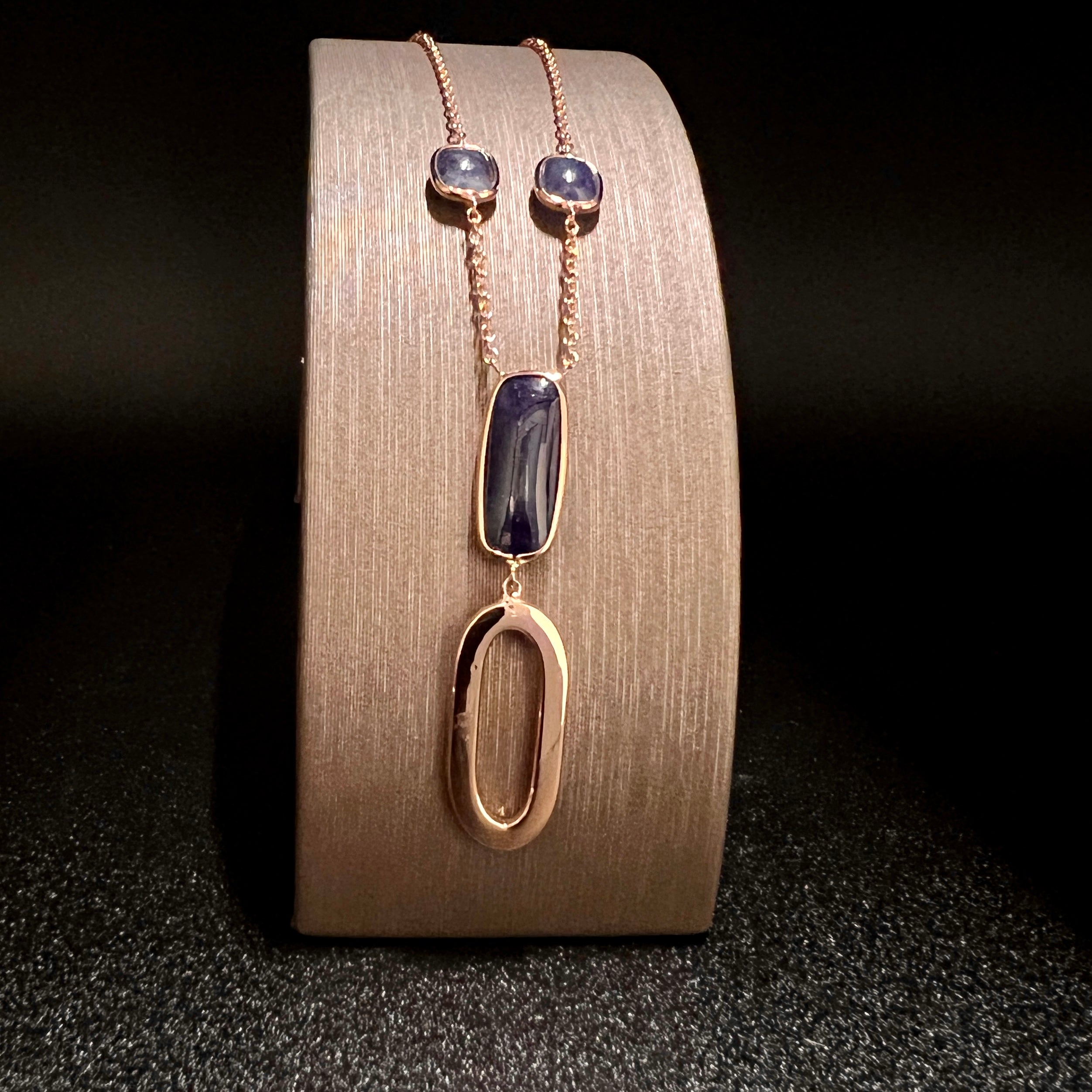 Collana con zaffiro.