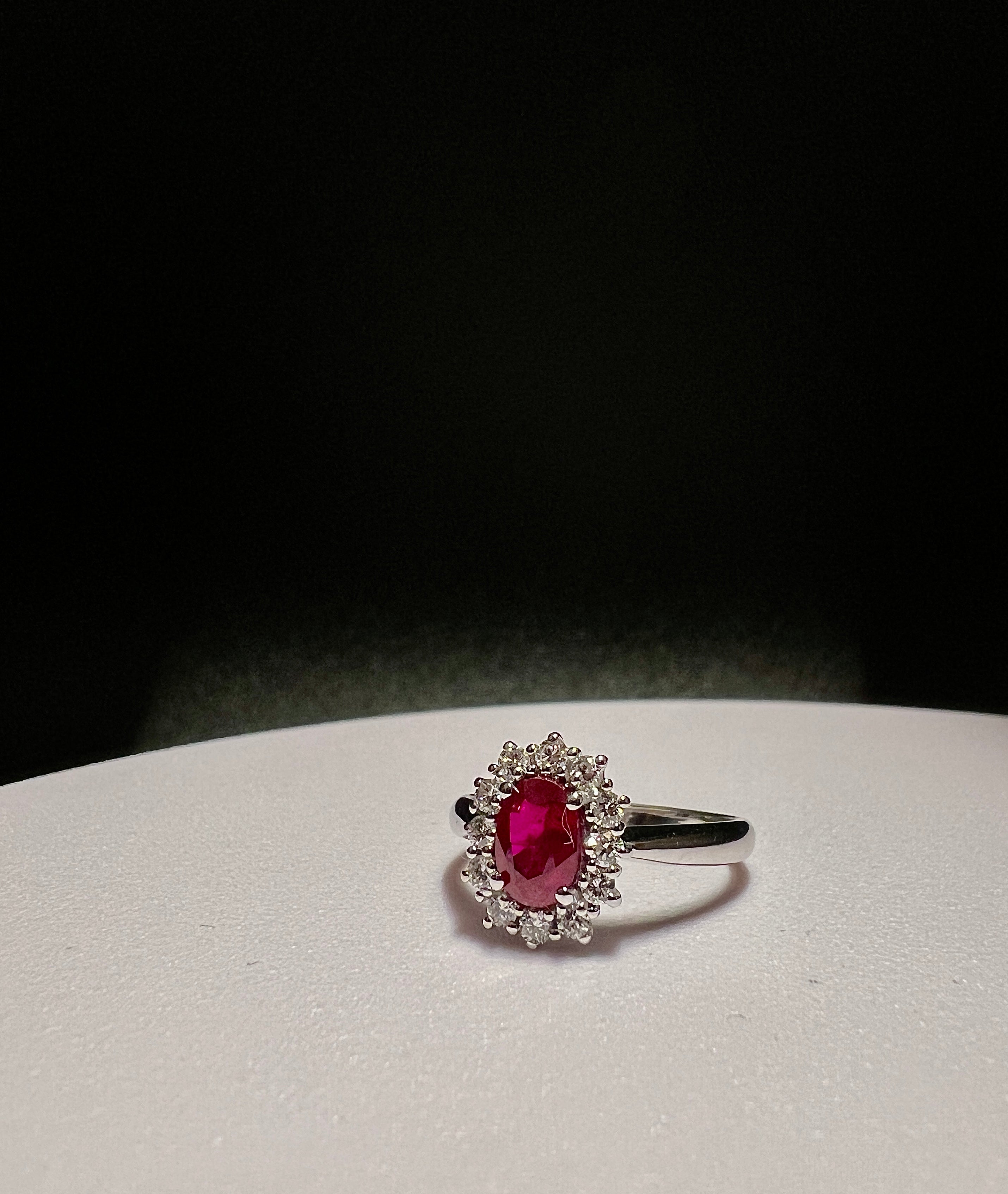 Anello rubino e brillanti.