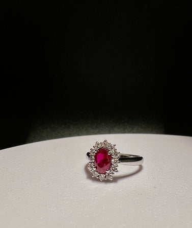 Anello con rubino e brillanti.