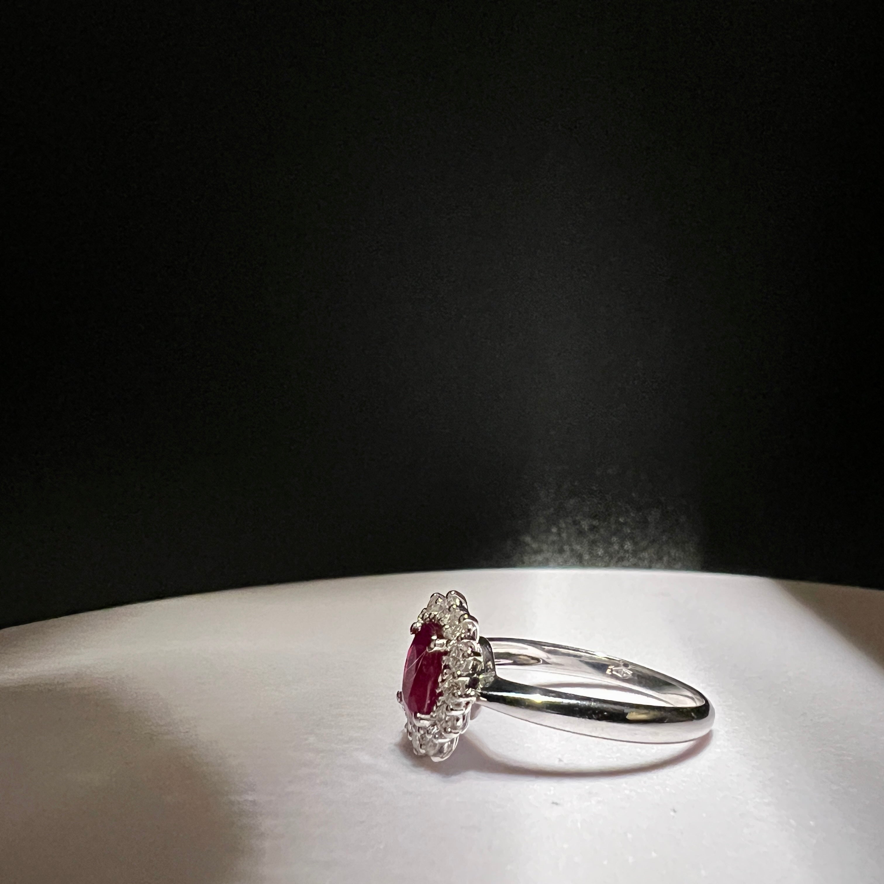 Anello con rubino e brillanti.