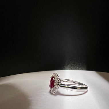 Anello con rubino e brillanti.