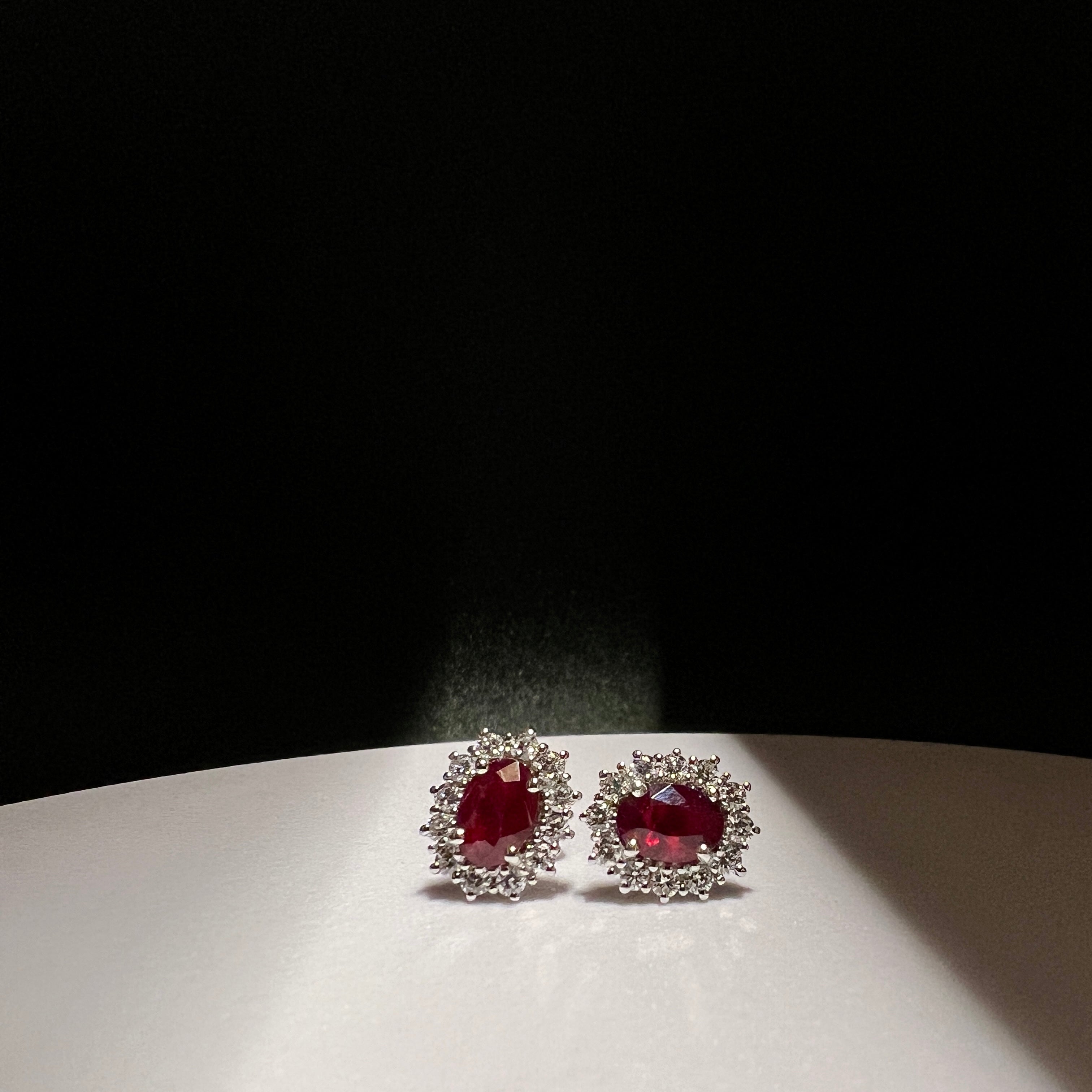 Orecchini rubini e brillanti.