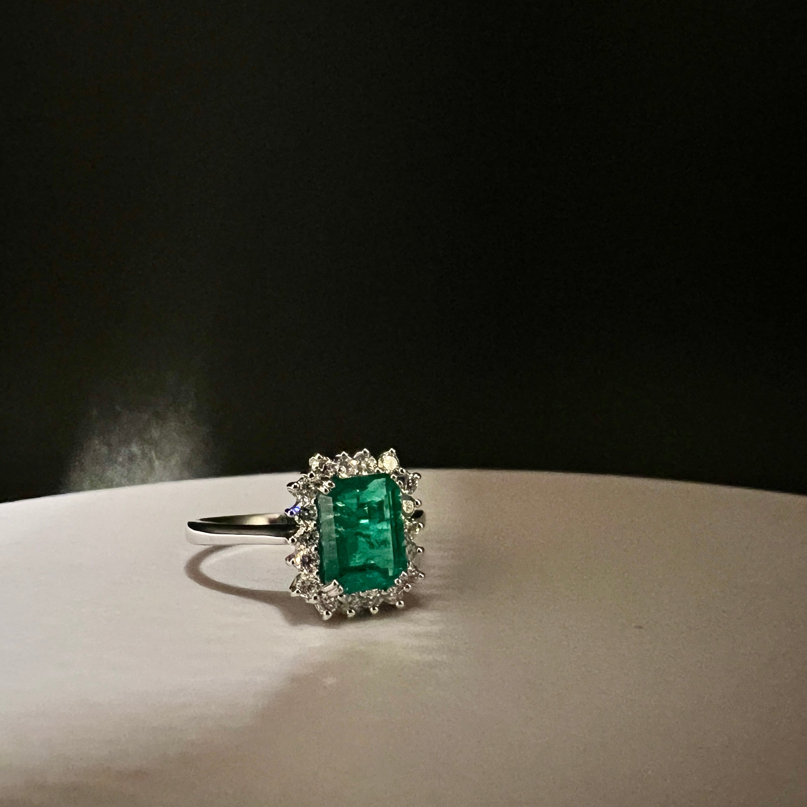 Anello smeraldo e brillanti.