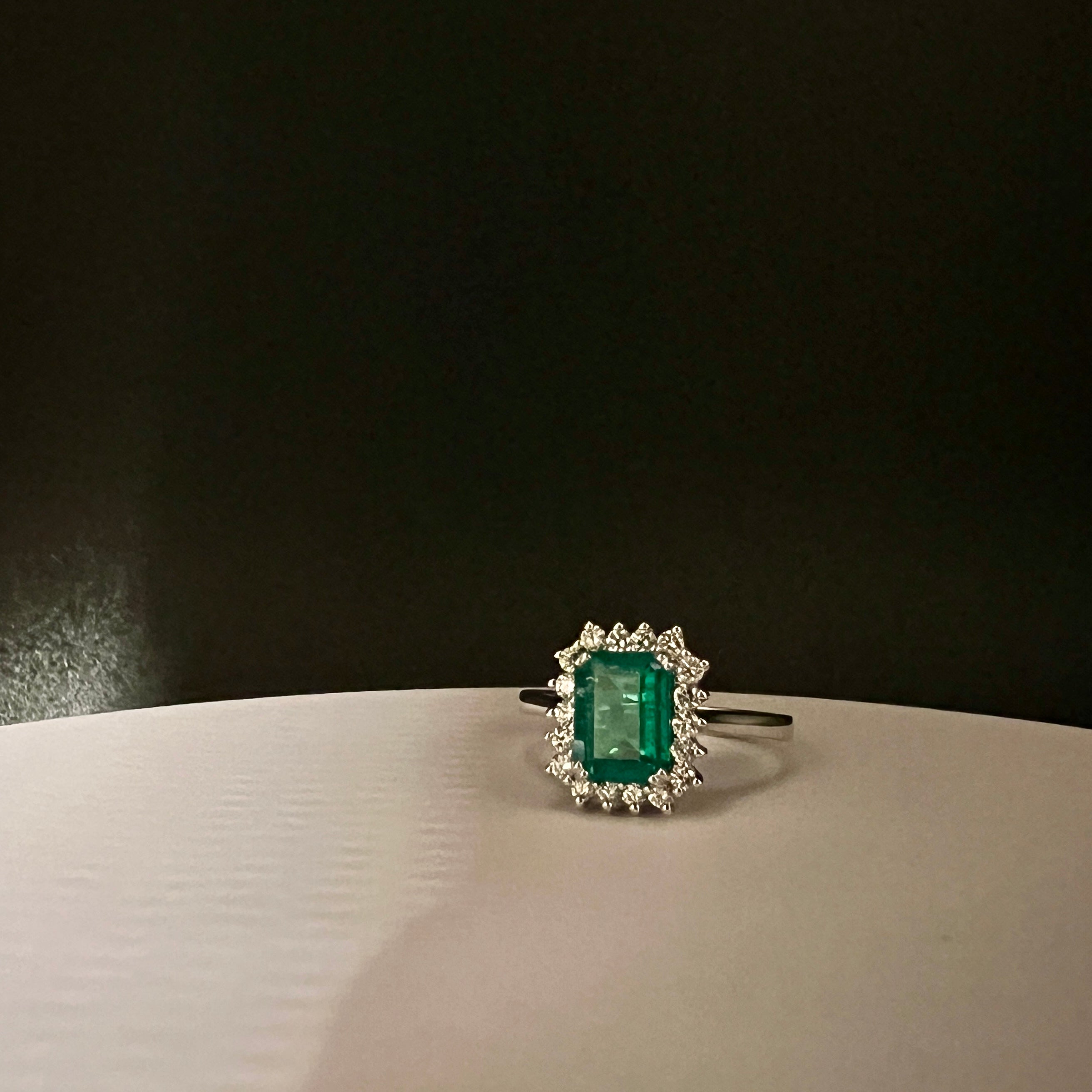 Anello smeraldo e brillanti.