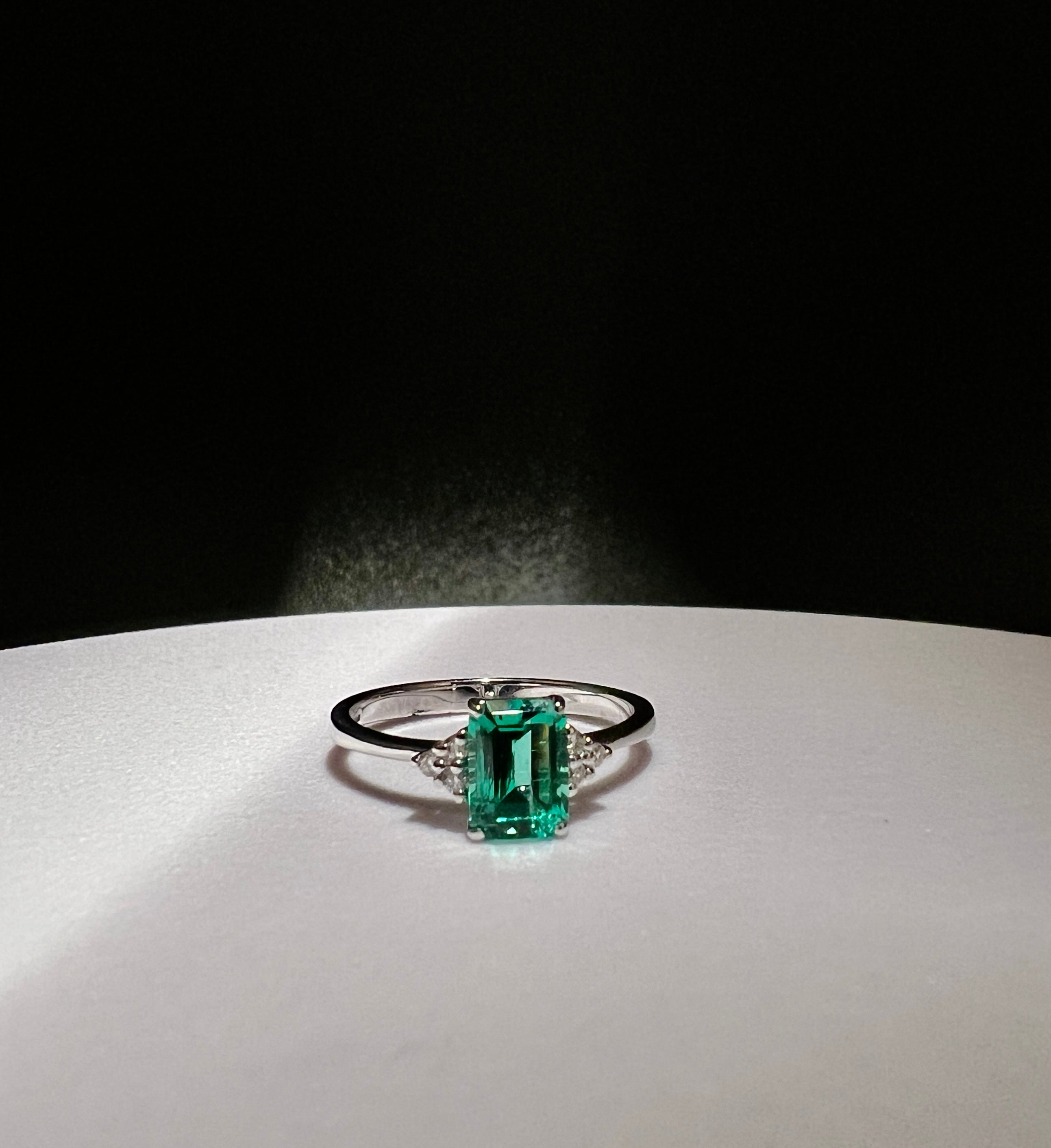 Anello smeraldo e brillanti.