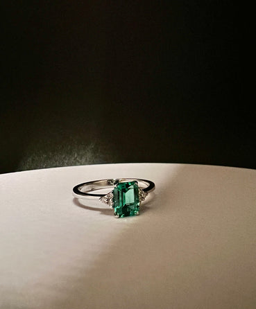 Anello smeraldo e brillanti.