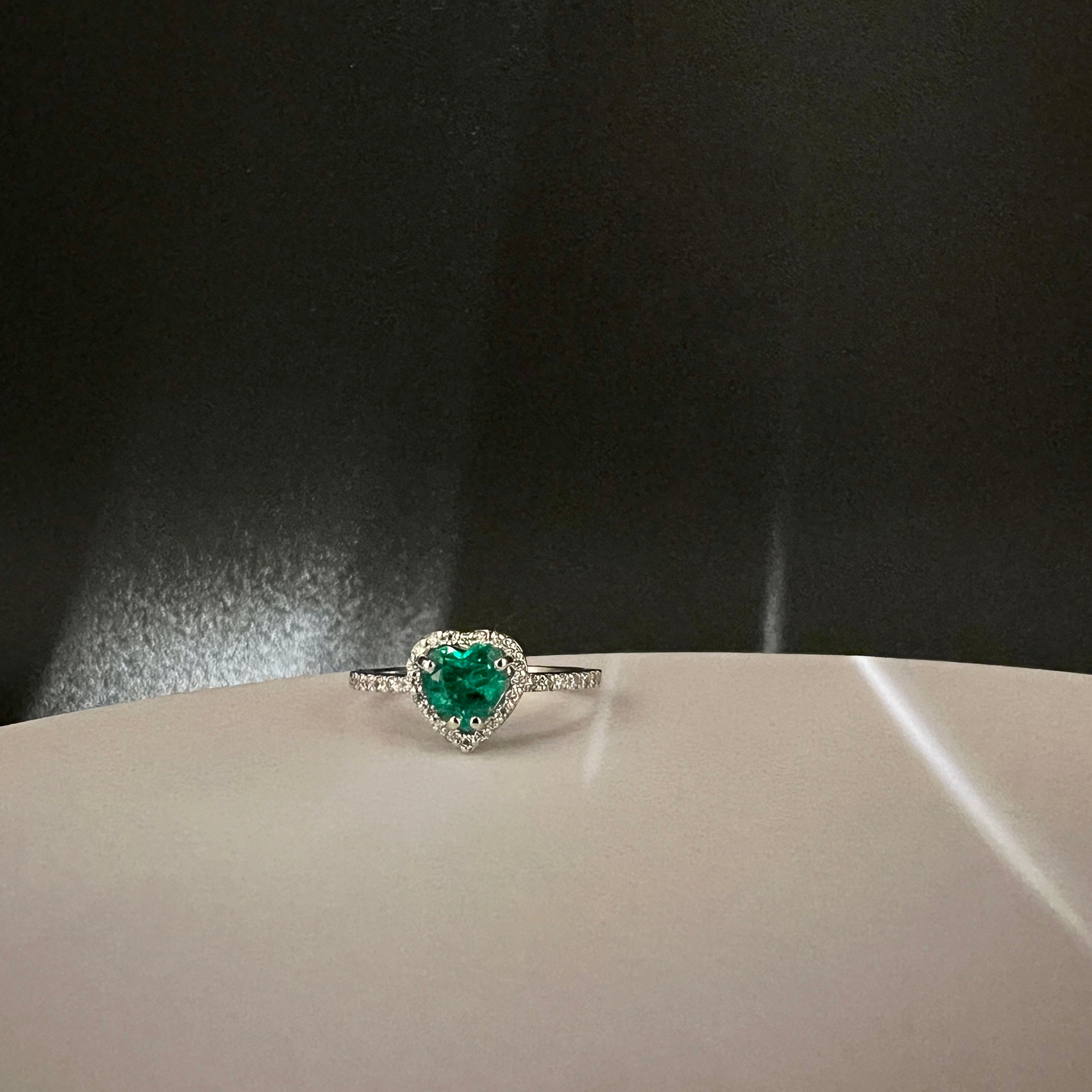 Anello smeraldo e brillanti.