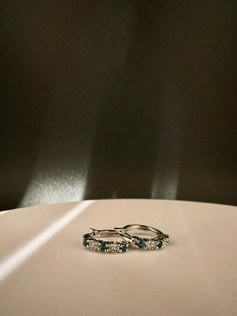 Orecchini brillanti e smeraldi.