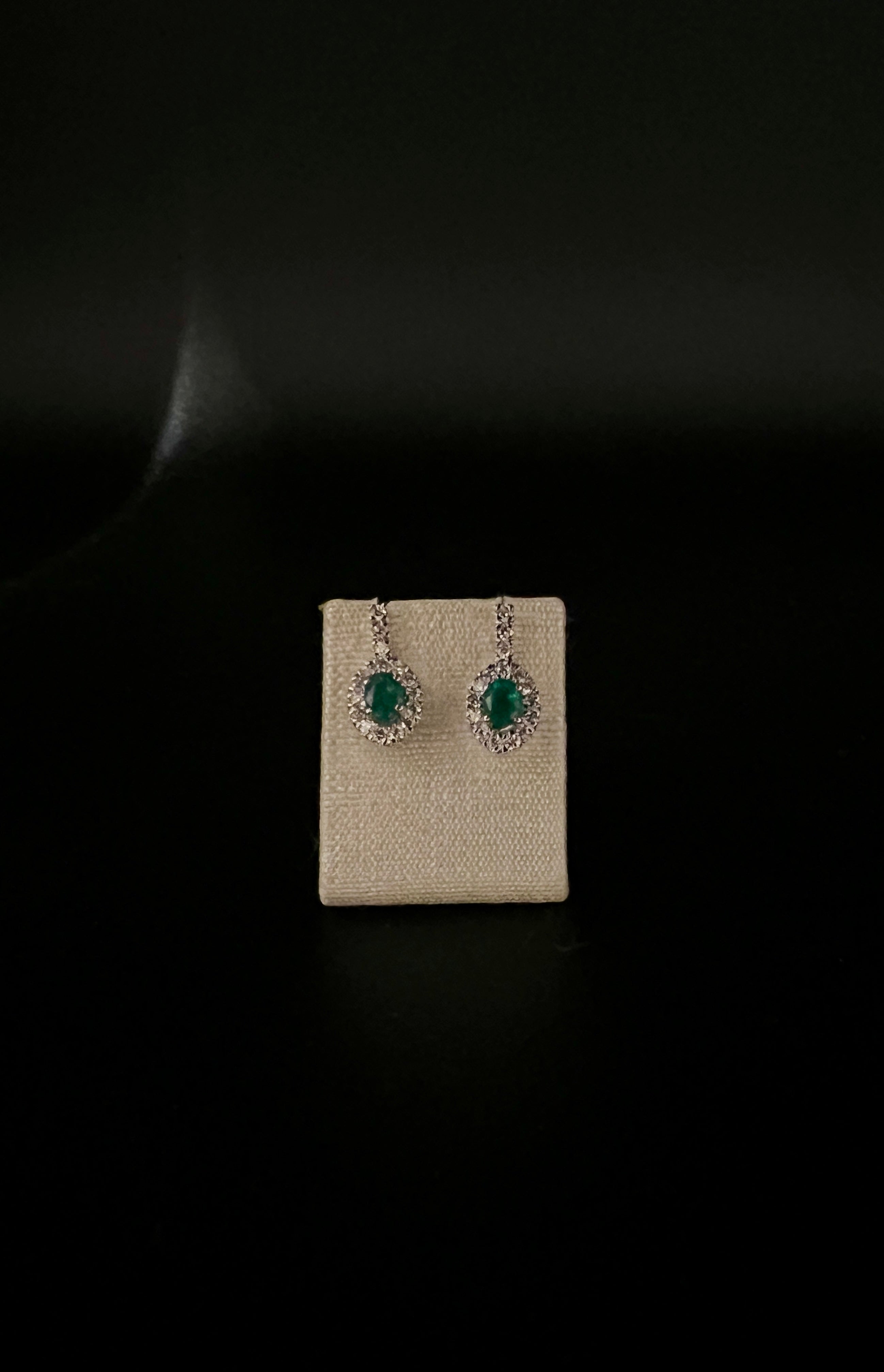Orecchini brillanti e smeraldi.