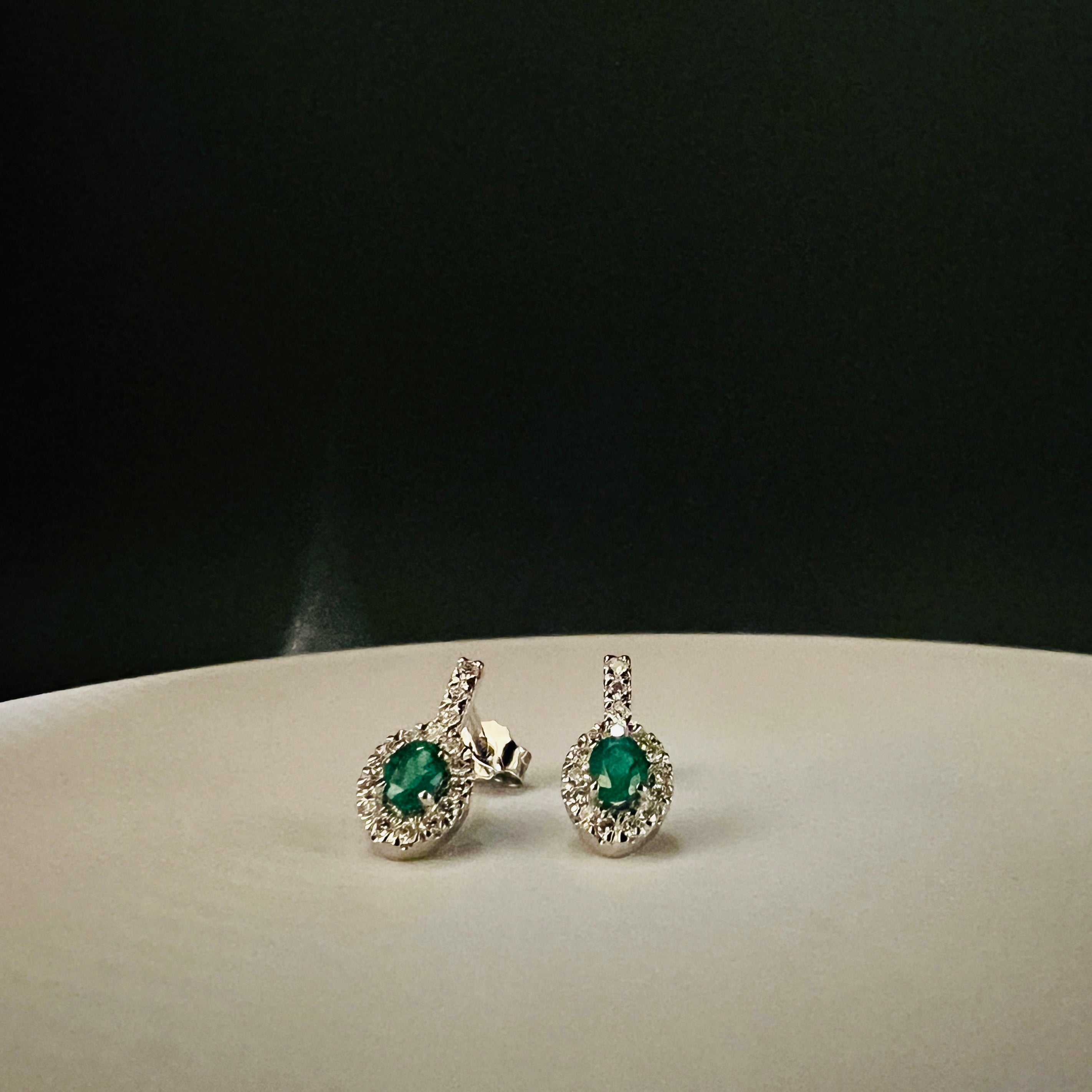 Orecchini brillanti e smeraldi.