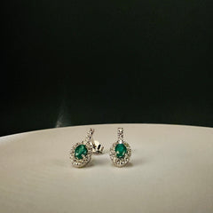 Orecchini brillanti e smeraldi.